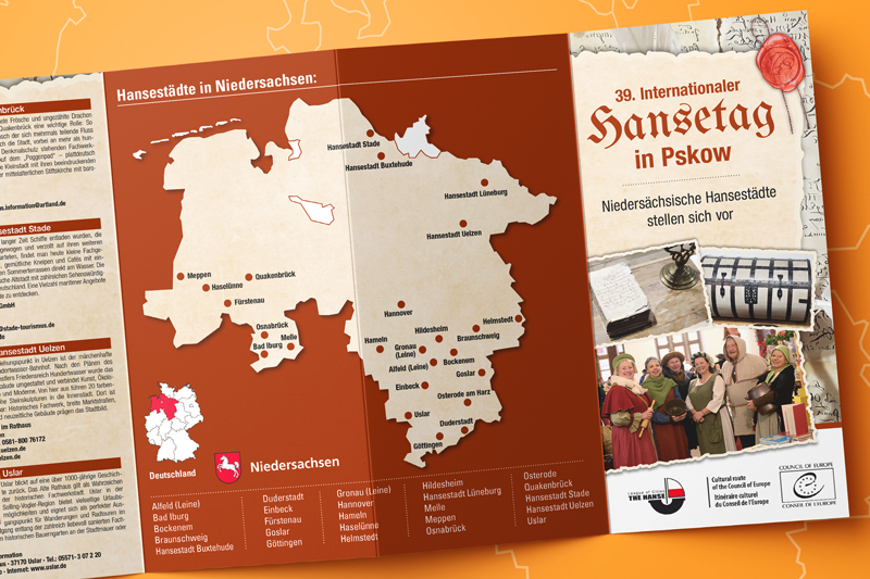 Ein aufgeklappter Flyer mit dem Titel "39. Internationaler Hansetag in Pskow – Niedersächsische Hansestädte stellen sich vor". Im Design wurde altes Papier simuliert, im Fokus steht eine Karte mit der Überschrift "Hansestädte in Niedersachsen".