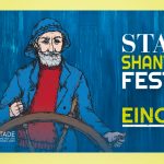 Eine bedruckte Bow-Flag (Flagge) und ein Bauzaunbanner mit einem Seemann vor einem Holz-Hintergrund, der das Steuerrad eines Schiffs in den Händen hält. Aufschrift ist "Stader Shantychor Festival".