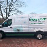 Ford Transit mit Pusteblumenmotiv, dem Logo Fricke & Höft Bestattungshaus und der Aufschrift „Alles hat seine Zeit“.