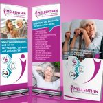 Zwei Roll-Ups und ein Flyer. Beschriftung des linken Roll-Ups: "Wenn Sie uns brauchen, sind wir da! Wir begleiten, betreuen und entlasten Sie. Beschriftung des rechten Roll-Ups: „Begleitung und Betreuung für Senioren im Alltag“. Darunter sind Leistungen aufgelistet.