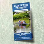 Flyer mit Aufdruck „Fleetkahn Fahrten auf dem Stader Burggraben. Erleben Sie die Hansestadt Stade aus einer ungewöhnlichen Perspektive.“ Dazu ein Bild eines Fleetkahns auf dem Wasser.